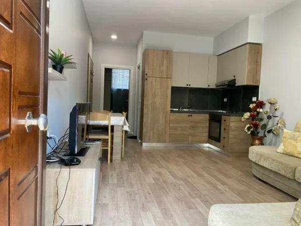 Tirane, jepet me qera apartament 1+1 Kati 1, 60 m² 350 € (Sauk prane rrethit)