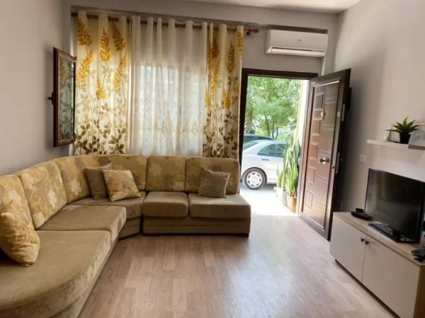 Tirane, jepet me qera apartament 1+1 Kati 1, 60 m² 350 € (Sauk prane rrethit)