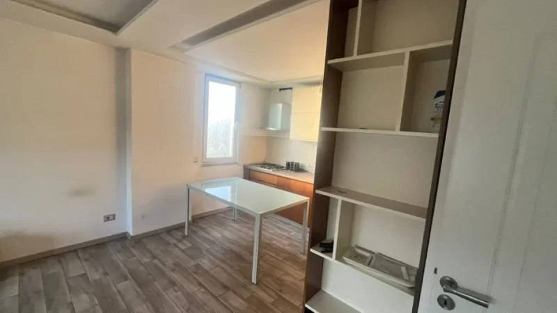 Tirane, jepet me qera apartament 2+1 Kati 2, 80 m² 550 € (Rruga Loni Ligori)