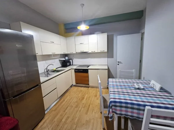 Tirane, jepet me qera apartament 2+1 , 55 m² (Rruga Kajo Karafili)