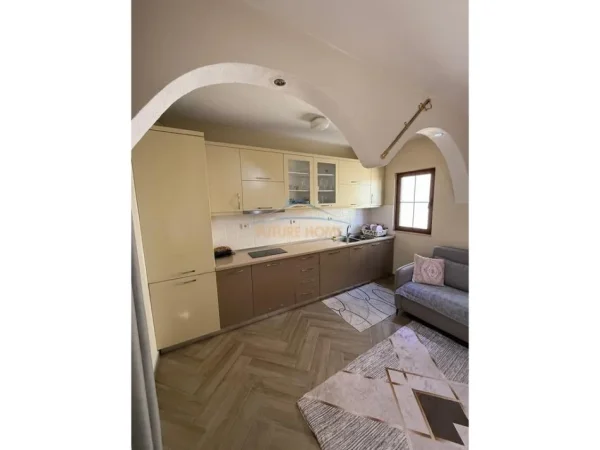 Qera, Shtëpi Private 2-Katëshe, 5 Maji, Tiranë.