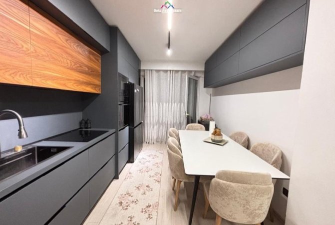 Tirane, jepet me qera apartament 2+1 , (Brryl)