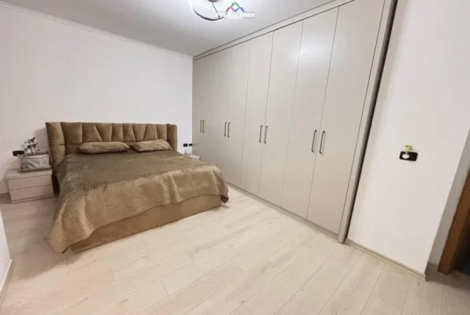 Tirane, jepet me qera apartament 2+1 , (Brryl)