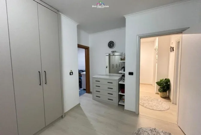 Tirane, jepet me qera apartament 2+1 , (Brryl)