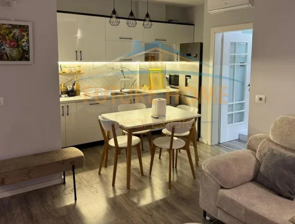 🏡 Qira | Apartament 2+1 – pranë Stacionit të Trenit
