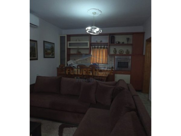 Tirane, jepet me qera apartament 2+1+2 poste parkimi Kati 1, 100 m² 500 € (Xhamllik, Venue Club)