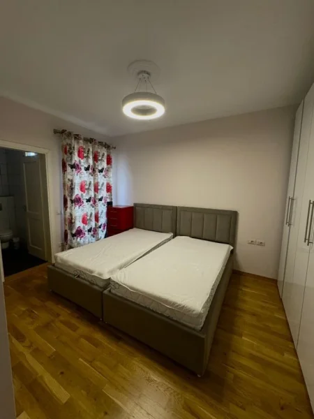 Tirane, jepet me qera apartament 2+1 Kati 4, 90 m² 620 € 