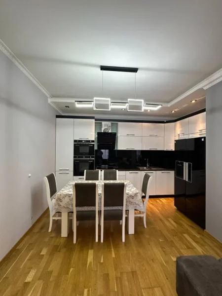 Tirane, jepet me qera apartament 2+1 Kati 4, 90 m² 620 € 