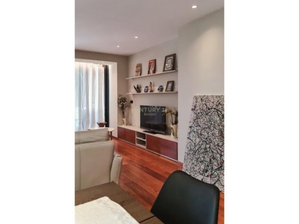 Tirane, jepet me qera apartament 1+1 Kati 4, (Ish Blloku Brigada 8)