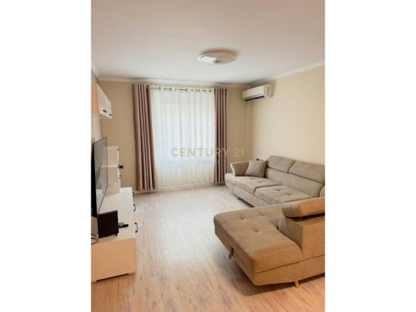 Tirane, jepet me qera apartament 2+1+Ballkon Kati 2, 900 € (Bulevardi zogu i pare)
