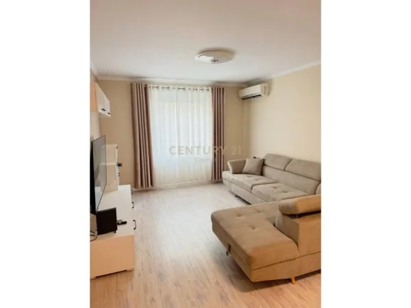 Tirane, jepet me qera apartament 2+1+Ballkon Kati 2, 900 € (Bulevardi zogu i pare)