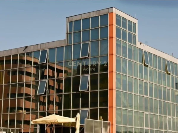 Tirane, jepet me qera ambjent biznesi Kati 8, 8.000 € (Astir)