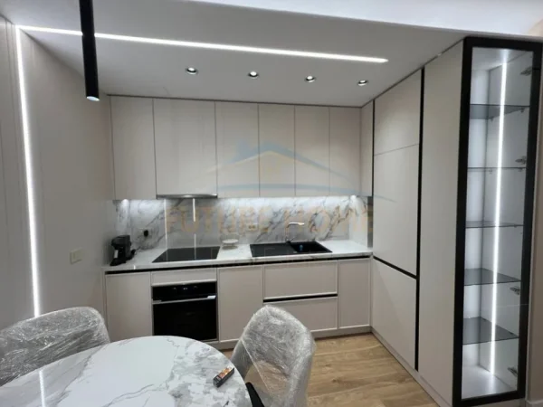 Tirane, shitet apartament 2+1+Ballkon , 94 m² 