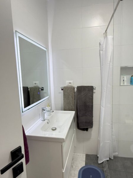 Tirane, jepet me qera garsonier 1+1 Kati 1, 35 m² 370 € (Rruga e dajtit , 100 m mbi Resorant Fresku)