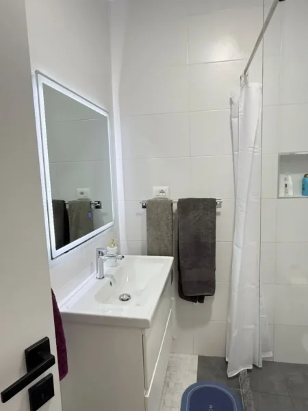 Tirane, jepet me qera garsonier 1+1 Kati 1, 35 m² 370 € (Rruga e dajtit , 100 m mbi Resorant Fresku)