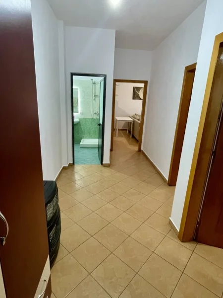 Tirane, jepet me qera apartament 2+1+Ballkon Kati 7, 550 €