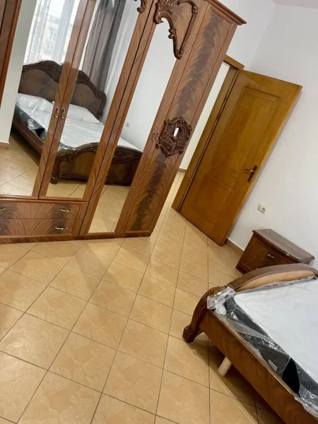 Tirane, jepet me qera apartament 2+1+Ballkon Kati 7, 550 €