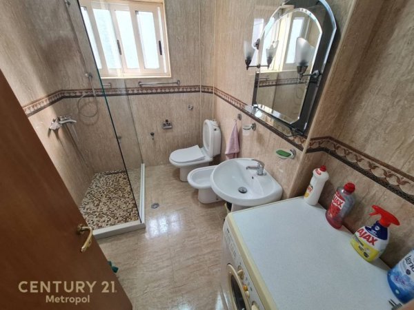 Tirane, jepet me qera apartament 2+1+Ballkon Kati 5, 58 m² 700 € (rruga e durresit)