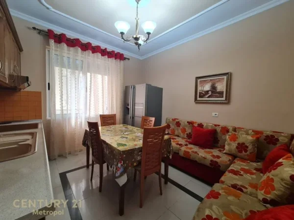 Tirane, jepet me qera apartament 2+1+Ballkon Kati 5, 58 m² 700 € (rruga e durresit)