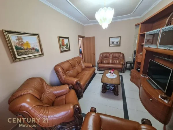 Tirane, jepet me qera apartament 2+1+Ballkon Kati 5, 58 m² 700 € (rruga e durresit)