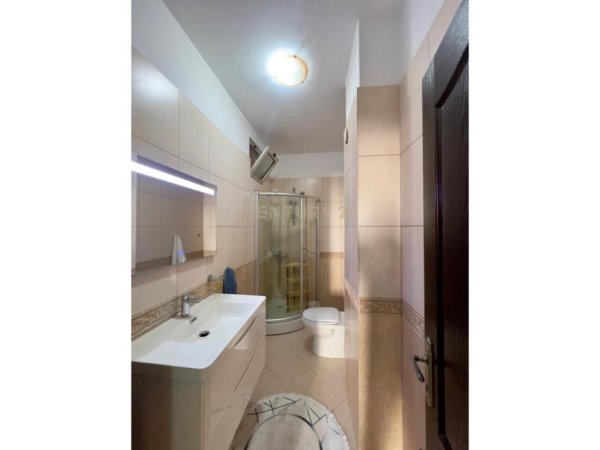 Tirane, jepet me qera apartament 2+1+Ballkon Kati 2, 103 m² 600 € (xhorxh uashington prane mbikalimit kristal center)