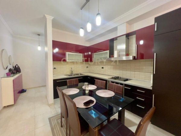 Tirane, jepet me qera apartament 2+1+Ballkon Kati 2, 103 m² 600 € (xhorxh uashington prane mbikalimit kristal center)