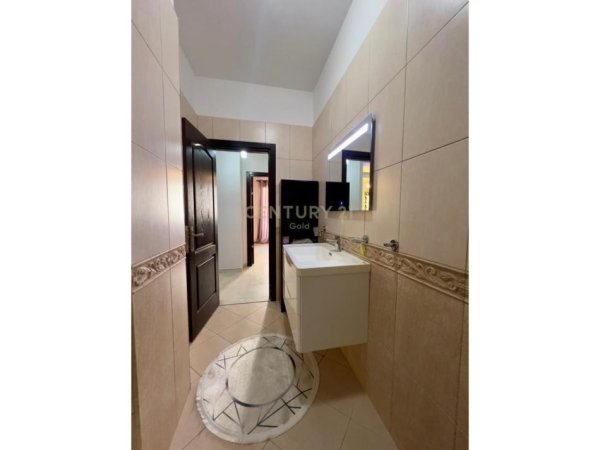 Tirane, jepet me qera apartament 2+1+Ballkon Kati 2, 103 m² 600 € (xhorxh uashington prane mbikalimit kristal center)