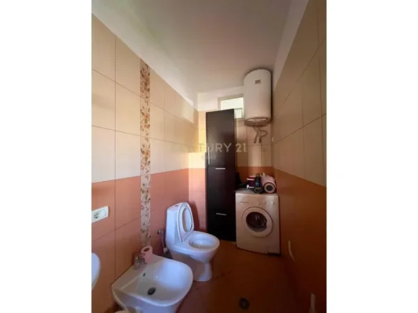 Tirane, jepet me qera apartament 2+1+Ballkon Kati 2, 103 m² 600 € (xhorxh uashington prane mbikalimit kristal center)