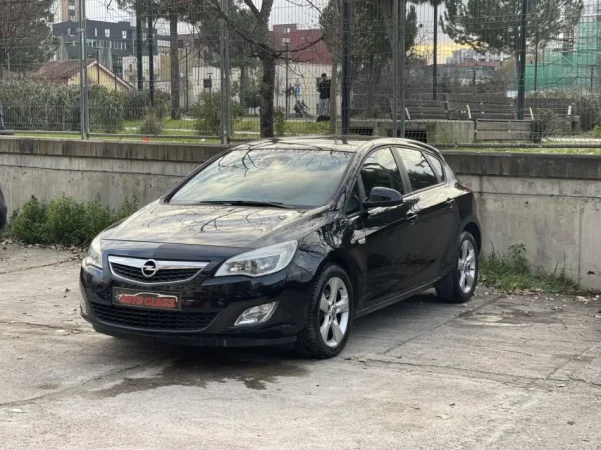 Tirane, shes makine Opel Astra Nafte, e bardhë automatik Klima 166.000 km 4900 €