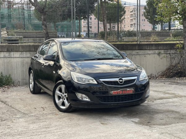 Tirane, shes makine Opel Astra Nafte, e bardhë automatik Klima 166.000 km 5.200 €