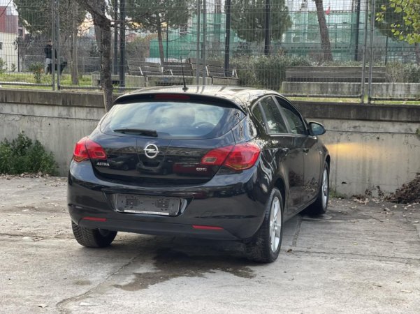 Tirane, shes makine Opel Astra Nafte, e bardhë automatik Klima 166.000 km 5.200 €