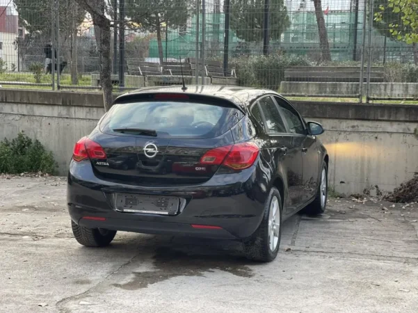 Tirane, shes makine Opel Astra Nafte, e bardhë automatik Klima 166.000 km 4900 €