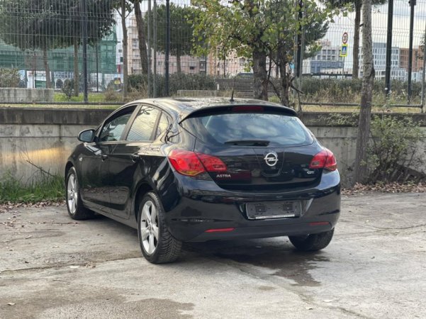 Tirane, shes makine Opel Astra Nafte, e bardhë automatik Klima 166.000 km 5.200 €