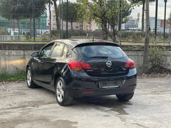 Tirane, shes makine Opel Astra Nafte, e bardhë automatik Klima 166.000 km 4900 €