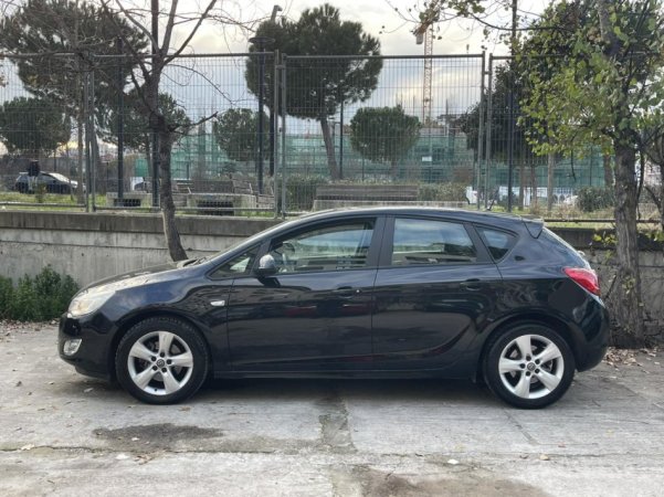 Tirane, shes makine Opel Astra Nafte, e bardhë automatik Klima 166.000 km 5.200 €