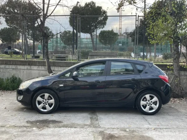 Tirane, shes makine Opel Astra Nafte, e bardhë automatik Klima 166.000 km 4900 €