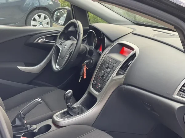 Tirane, shes makine Opel Astra Nafte, e bardhë automatik Klima 166.000 km 4900 €