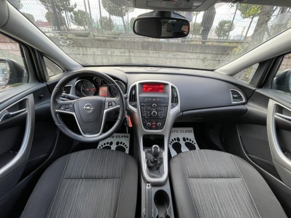 Tirane, shes makine Opel Astra Nafte, e bardhë automatik Klima 166.000 km 5.200 €