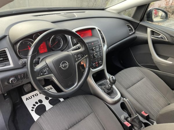 Tirane, shes makine Opel Astra Nafte, e bardhë automatik Klima 166.000 km 5.200 €