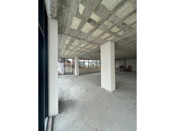 Durres, jepet me qera Kati 0, 350 m² 1.500 € 