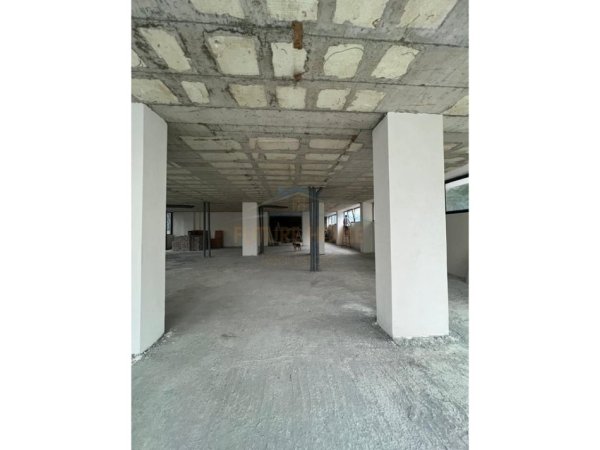 Durres, jepet me qera Kati 0, 350 m² 1.500 € 