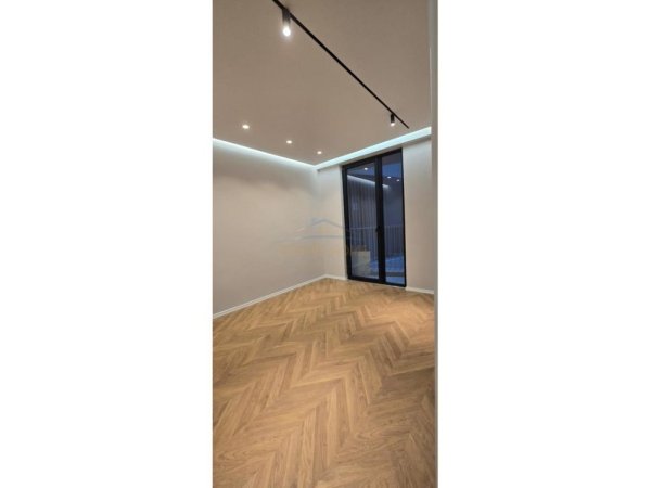 Tirane, jepet me qera zyre Kati 3, 96 m² 1.300 €