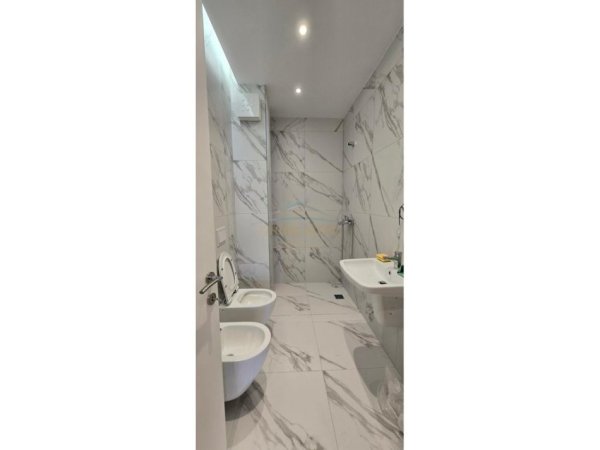 Tirane, jepet me qera zyre Kati 3, 96 m² 1.300 €