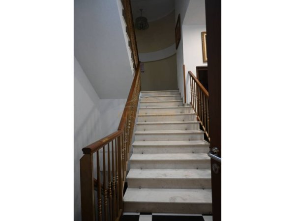 Tirane, jepet me qera Kati 0, 200 m² 9.000 €