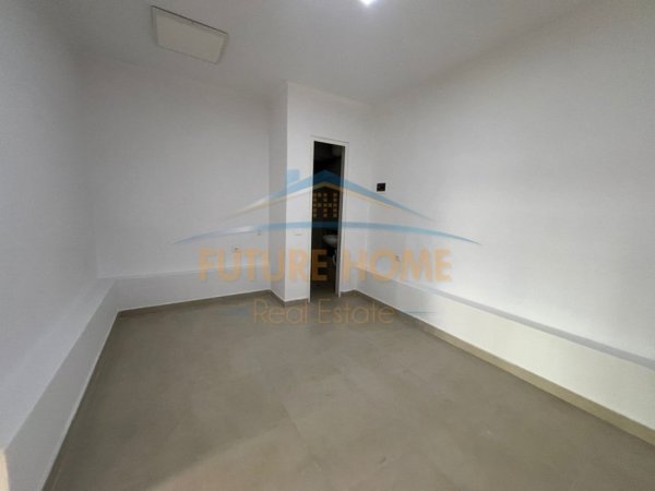 Tirane, jepet me qera ambjent biznesi Kati 0, 52 m² 1.000 €