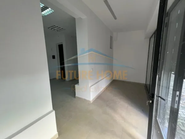Tirane, jepet me qera ambjent biznesi Kati 0, 52 m² 1.000 €