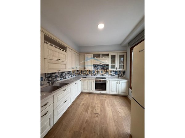 Tirane, jepet me qera zyre Kati 7, 187 m² 3.100 €