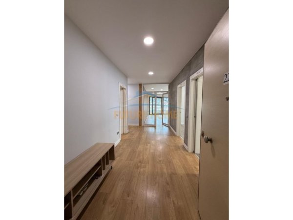 Tirane, jepet me qera zyre Kati 7, 187 m² 3.100 €