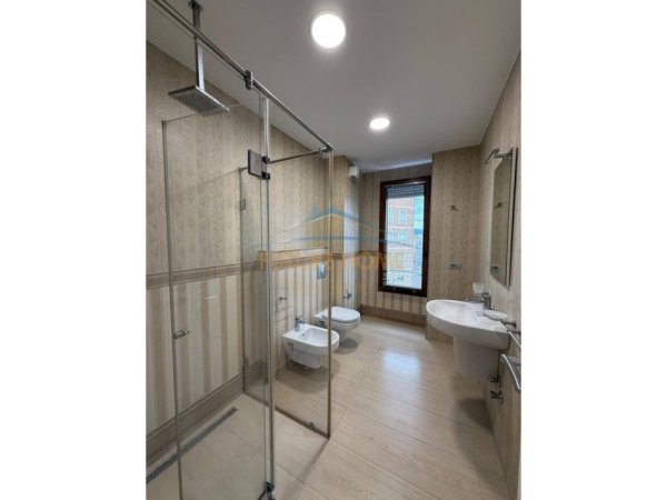Tirane, jepet me qera zyre Kati 7, 187 m² 3.100 €