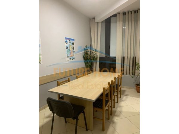Tirane, jepet me qera ambjent biznesi Kati 1, 72 m² 800 €